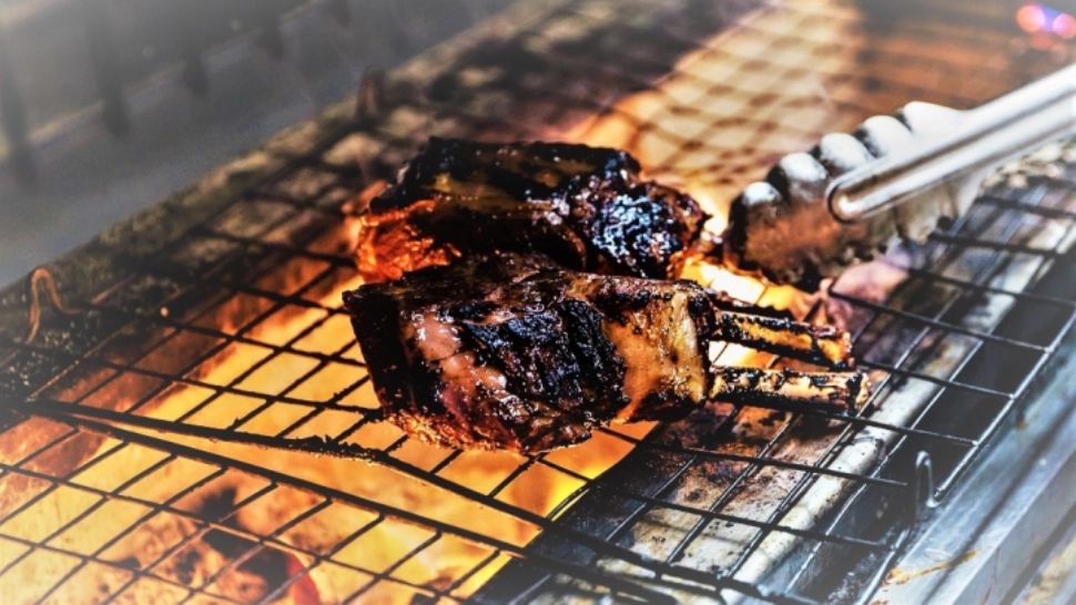 Ce se întâmplă în corpul tău dacă mănânci carne ARSĂ la grătar - greșeală uriașă!