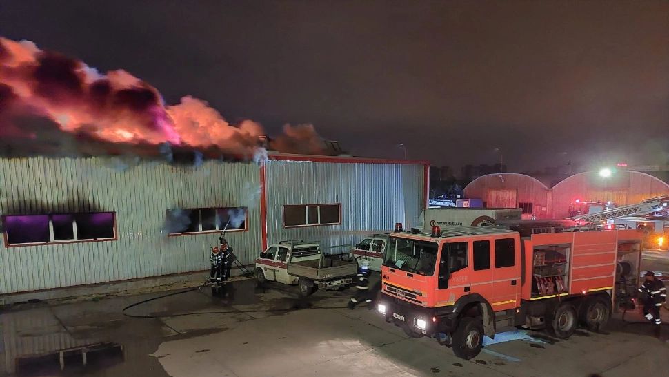 Incendiu devastator în Ploiești, la o hală industrială. Pompierii s-au luptat ore bune cu focul - FOTO/VIDEO