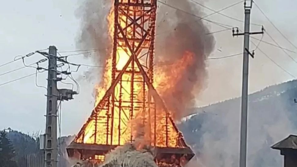 Incendiu devastator în Duminica de Florii. O biserică monument a fost mistuită de flăcări - VIDEO