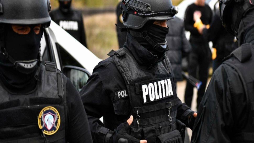 Aduceau cocaină tocmai din Guyana Franceză! Grup infracțional specializat în trafic internațional de droguri și proxenetism, destructurat