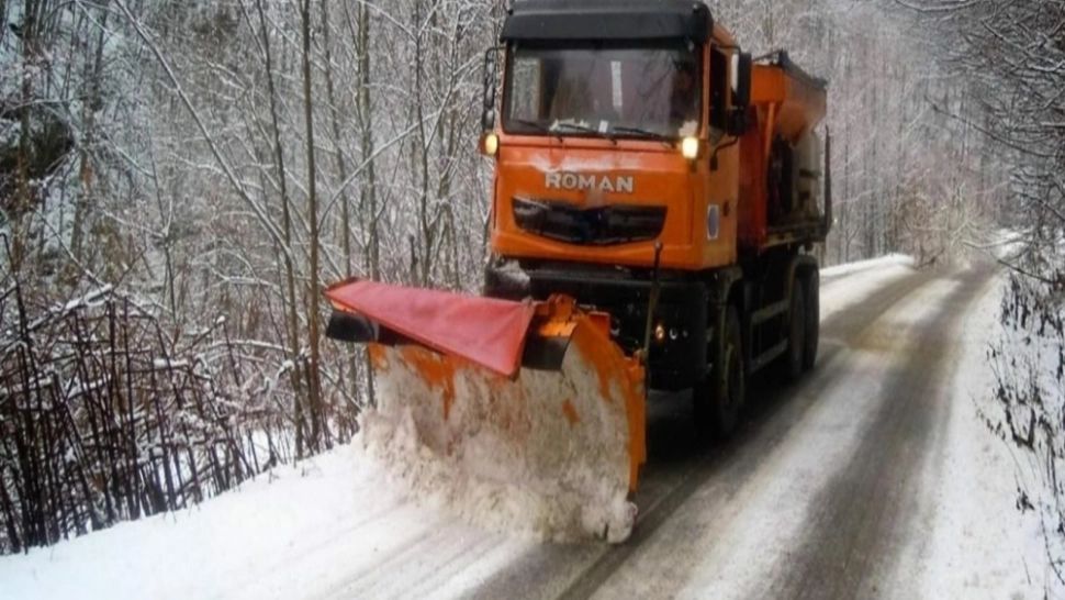 Prefectura Suceava: Stratul de zăpadă este de până la 3 centimetri pe drumurile naționale. Toate utilajele de deszăpezire, în acțiune