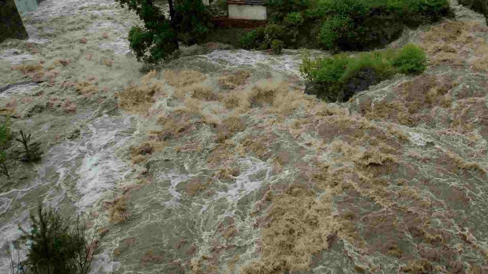 Risc de inundații și viituri în mai multe județe - Zonele afectate de Codul galben de vineri seară 