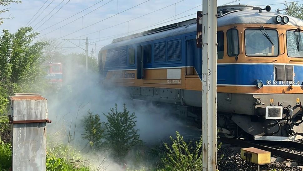 Un nou incident pe căile ferate. Locomotiva unui tren de marfă a luat foc în gara din localitatea Brazi. Incendiul a fost STINS