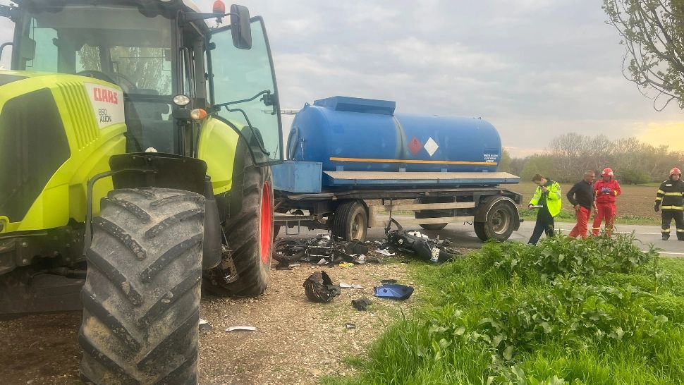Doi motocliclişti în vârstă de 17 ani, răniţi într-un accident cu un tractor! Traficul a fost blocat - IMAGINI teribile