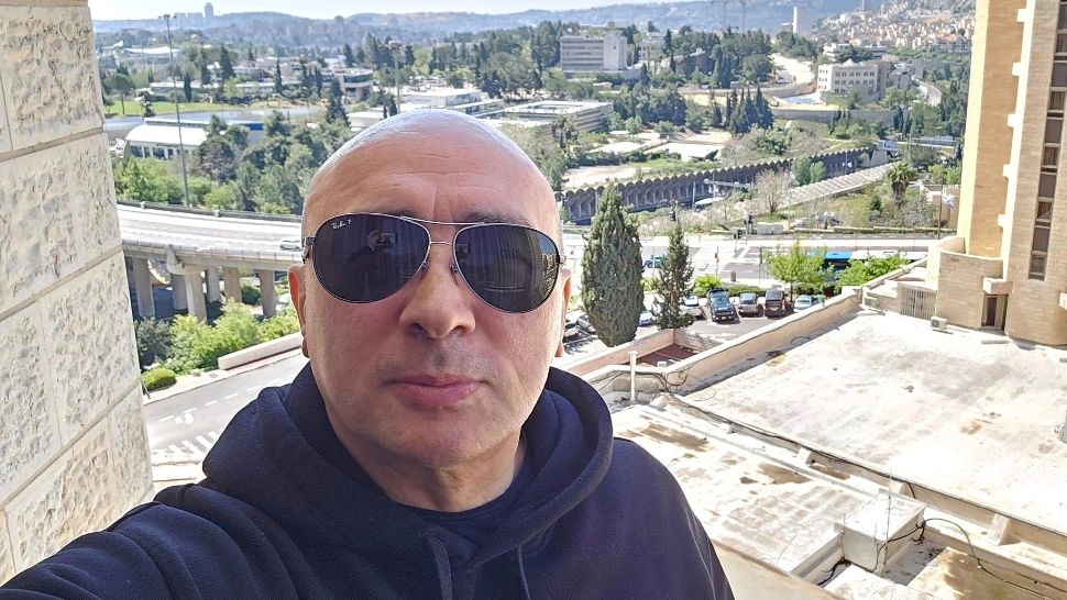 Marcel Pavel s-a dat în spectacol pe aeroport. Filmarea a devenit virală - VIDEO