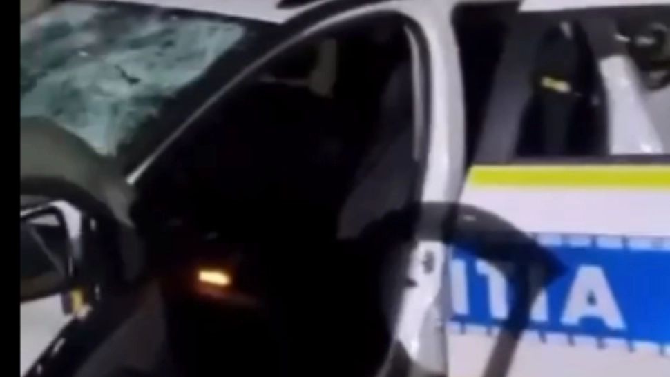 Mașina poliției, distrusă cu ciocanul  de un bărbat: "Nu suport Poliția!" - VIDEO