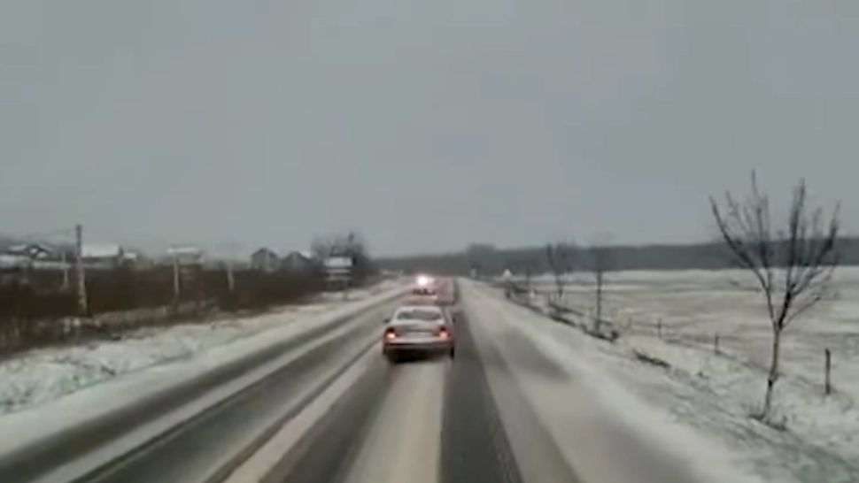 Momentul în care un șofer inconștient este aproape să producă un accident pe DN24. VIDEO cu mașina care patinează și lovește participanții la trafic