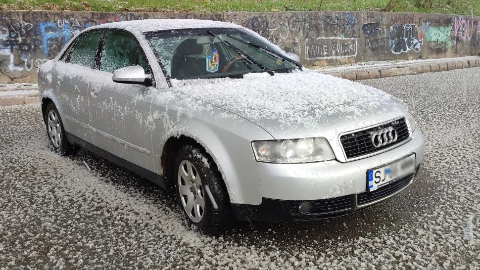 Vremea rea a făcut prăpăd în Sălaj! Ploaia cu gheață a schimbat înfățișarea unui oraș întreg. VIDEO