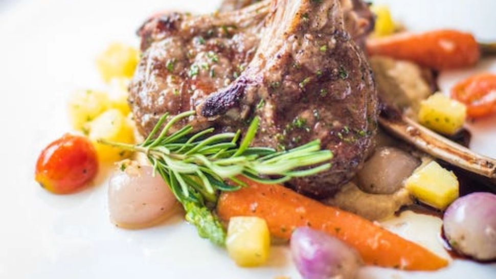 Cele mai bune garnituri pentru friptura de miel. Trei rețete care vor adăuga deliciu mesei de Paște