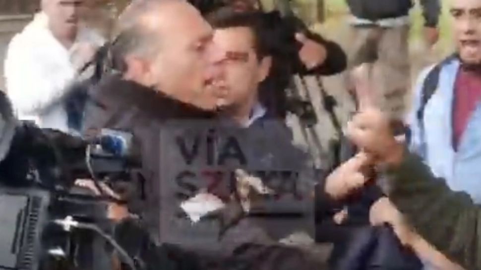 Ministru lovit cu pietre și bătut de șoferi. Ce a declanșat furia oamenilor - VIDEO