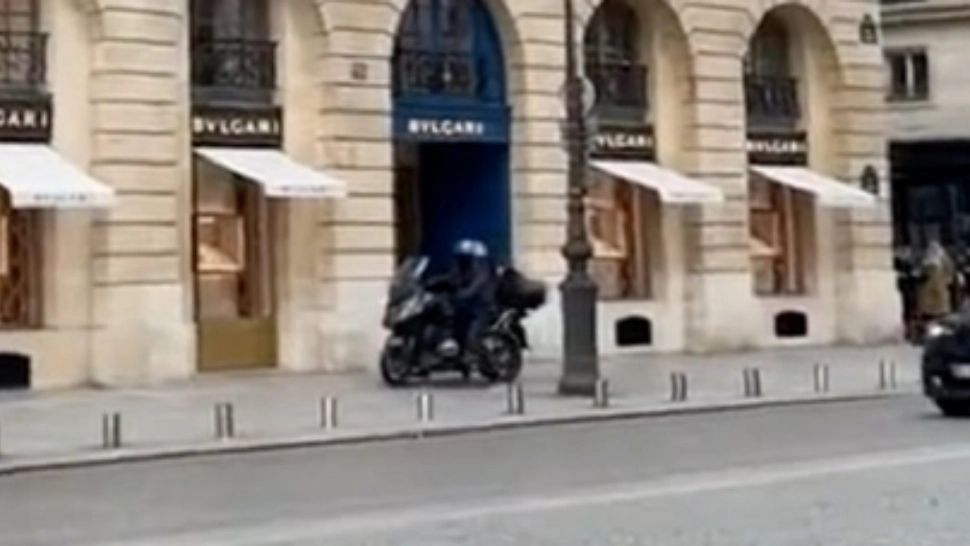 Jaf ca în filme la un magazin de bijuterii de lux - Trei hoți au fugit pe două motociclete negre de la fața locului - VIDEO cu momentul