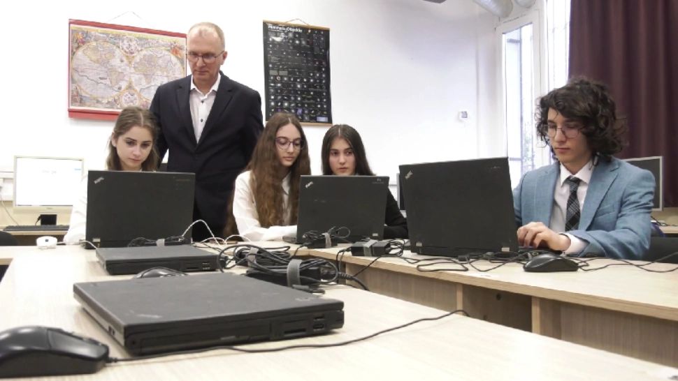 Au fost premiați de NASA, dar nu au bani de drum în SUA pentru a ridica premiile. Drama tinerilor geniali din România