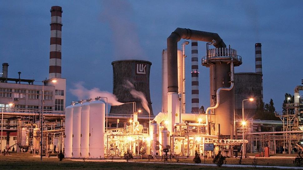 Decizie șoc la Petrotel Lukoil Ploiești: Cei 4 ruși din conducerea rafinăriei, DEMIȘI și înlocuiți cu români și un ucrainean