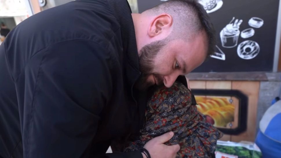 Fiul lui Piedone a cumpărat mâncare pentru o bătrână. VIDEO cu gestul emoționant în ajunul Paștelui