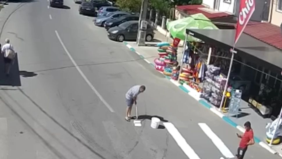 Un buticar din Costinești și-a făcut trecere de pietoni către propria afacere