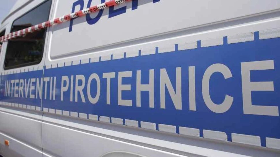 Polițiști cercetați pentru că nu au chemat pirotehniștii după ce un bărbat a sunat că are o BOMBĂ sub mașină - tânărul ar fi fost pus să "tragă de ea"