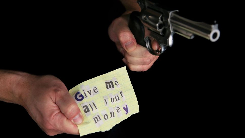 O bunică „perseverentă”. La 78 de ani este acuzată, pentru a treia oară, că a jefuit o bancă