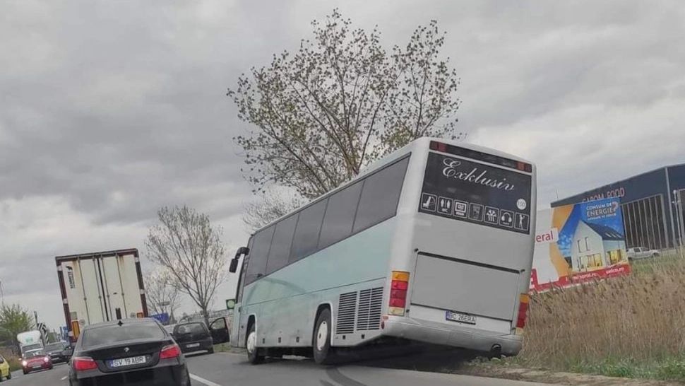 Accident cumplit, în Iași: microbuz plin cu copii, impact devastator cu un autoturism