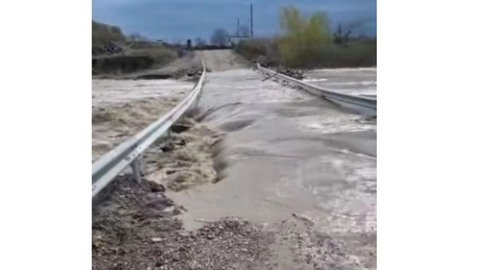 Podul de la Vadu Roșca, RUPT de viitură! Râul Putna a crescut din cauza ploilor abundente - VIDEO