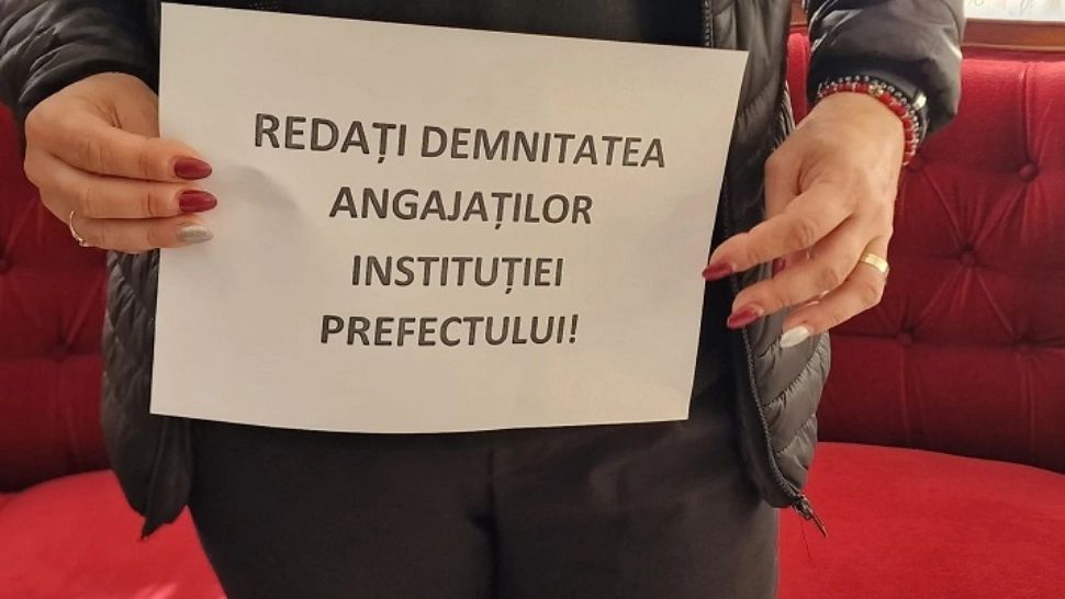 Grevă la Prefectura Buzău. Salariații au ieșit în stradă. Care sunt revendicările