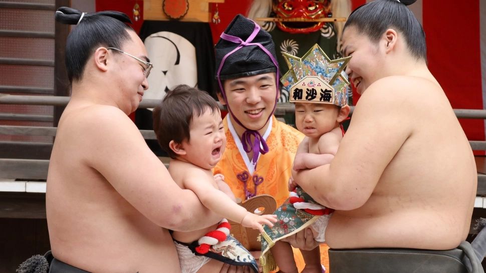 „Crying Baby Sumo”: Festivalul inedit, reluat în Japonia după încheierea pandemiei. Bebelușii, vedetele evenimentului - Află motivul