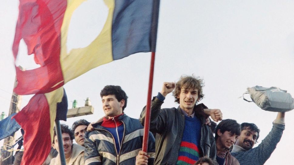 Plățile cu revoluționarii ar putea crește de la 7 milioane la 24 milioane de lei. Cum schimbă aleșii istoria din pix 