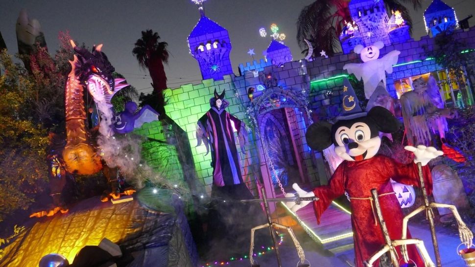 Momente de PANICĂ la Disneyland! Celebrul dragon Maleficent a luat foc chiar în timpul unui spectacol - VIDEO 