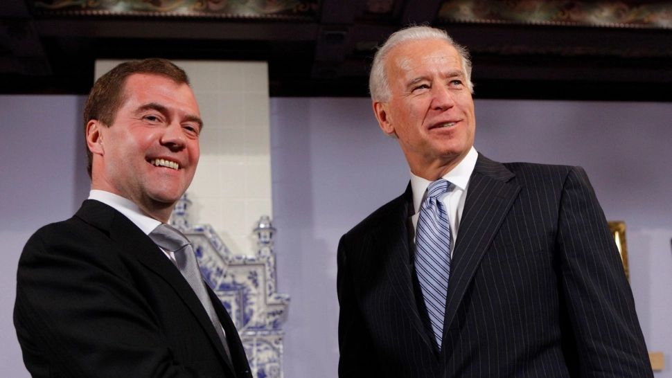 Fabulează, dar mai și glumește. După ce a amenințat cu iarna nucleară, Dmitri Medvedev a făcut glume pe seama lui Joe Biden