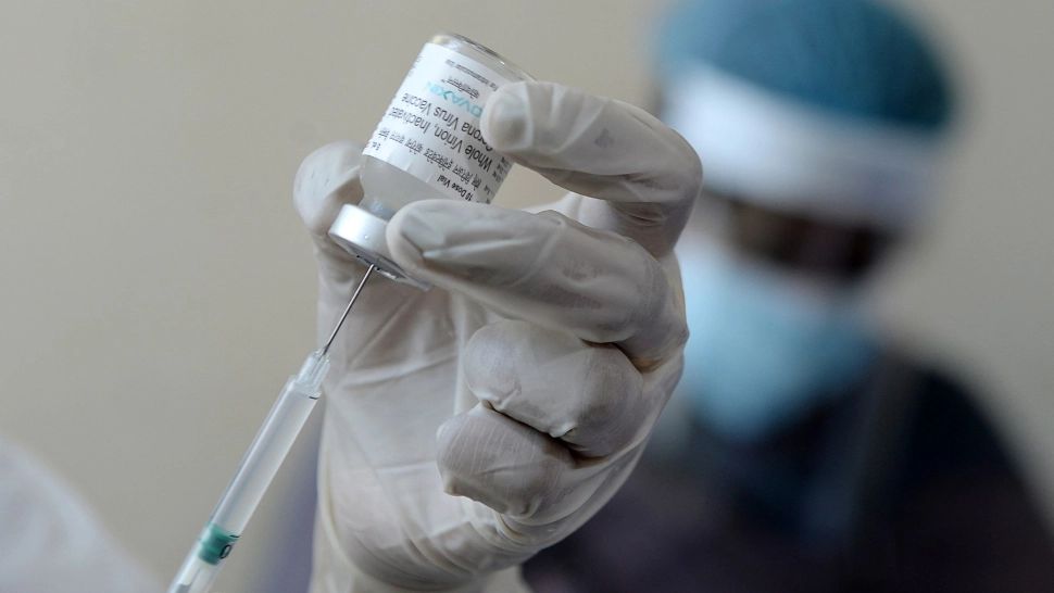 Ministerul Sănătății, dat în judecată din cauza vaccinurilor anti-Covid. Rafila a luat clauza în brațe și refuză să dea detalii