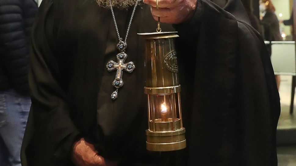 Lumina sfântă va fi adusă de la Ierusalim sâmbătă seara