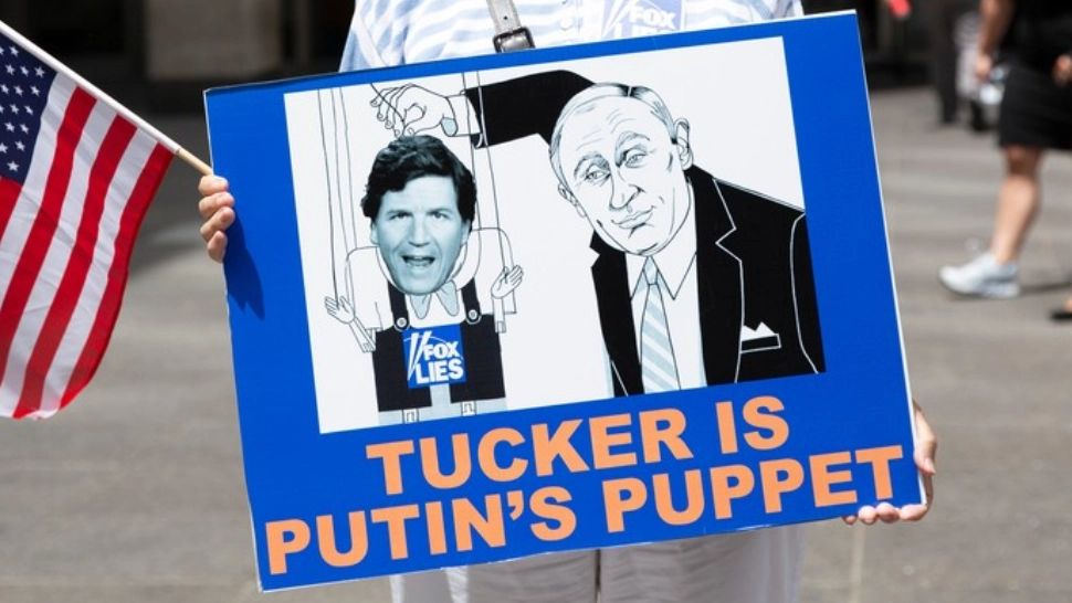 Tucker Carlson, realizatorul TV dat afară de Fox News, ofertat și apărat de propagandiștii lui Putin