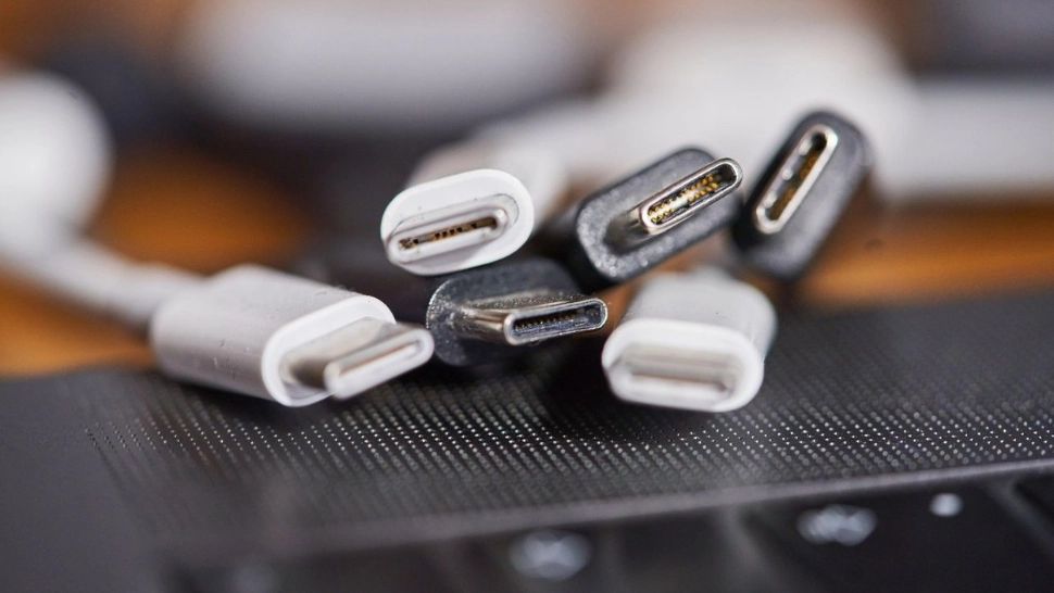 Avertisment FBI: NU vă încărcați telefoanele de la USB-uri publice. Ce este “juice hacking-ul”?