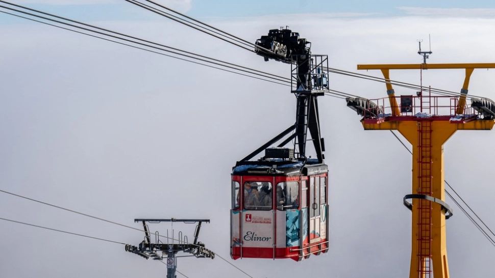 Schior mort, după ce a căzut din telegondolă și s-a înfipt într-un indicator de semnalizare de pe pârtie  