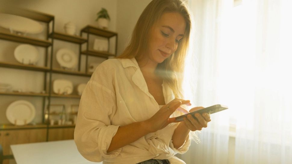 Ce boli te amenință dacă folosești des telefonul și ai peste 30 de ani