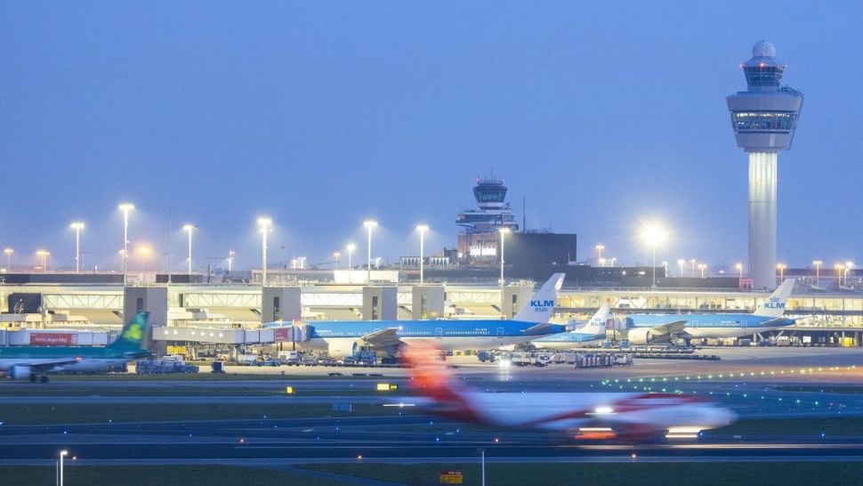 Cadavrul unui pasager clandestin, găsit în trenul de aterizare al unui avion, pe un aeroport din Amsterdam. Cine a făcut șocanta descoperire