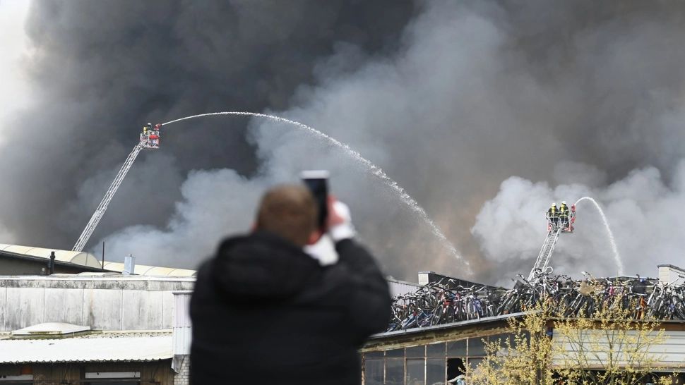 Alertă la Hamburg. Un nor care ar putea fi toxic se deplasează spre centrul orașului - VIDEO