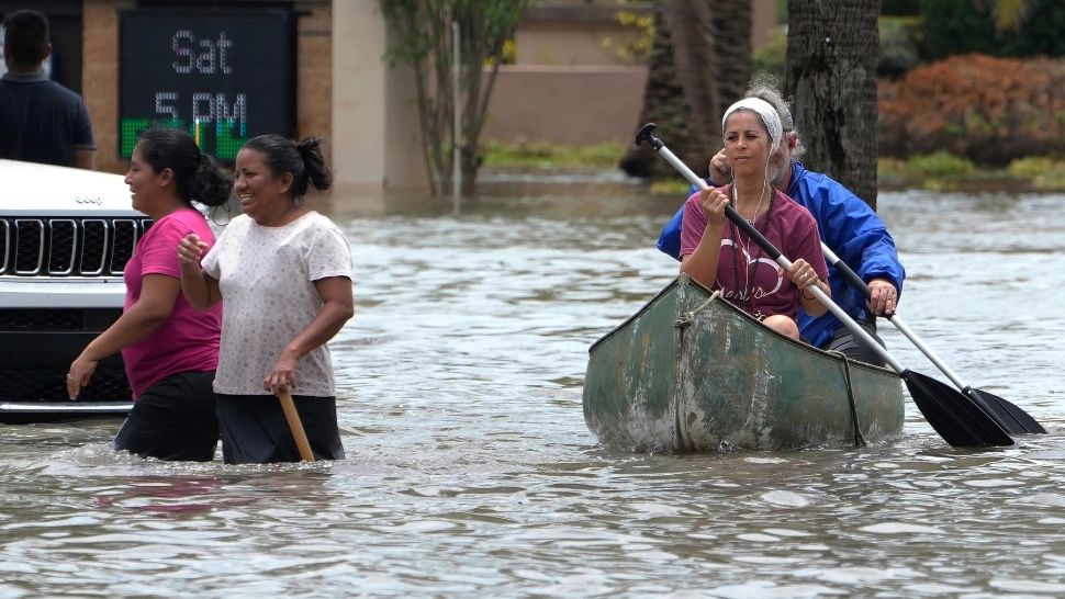 Inundații catastrofale în SUA! Americanii se văd nevoiți să meargă cu bărcile pe străzi FOTO
