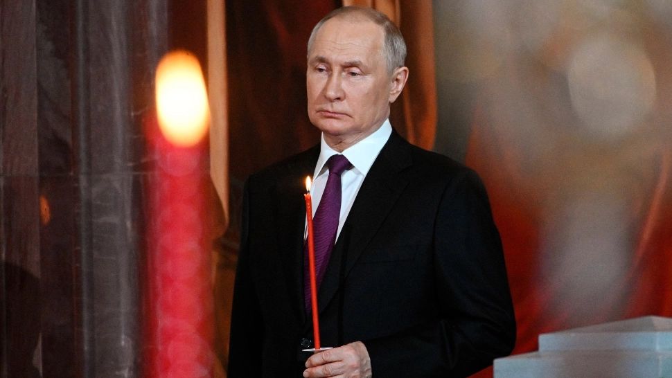 Vladimir Putin, spășit în timpul slujbei de Paște! Cum a fost surprins liderul de la Kremlin VIDEO 