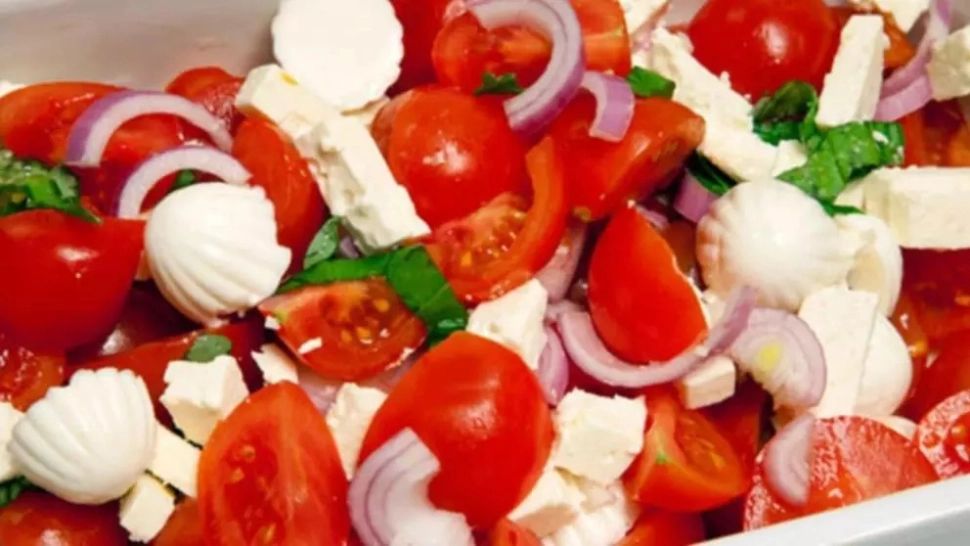 Pericolul din combinația roșii cu brânză - Puțină lume știe despre riscurile alimentelor preferate ale românilor