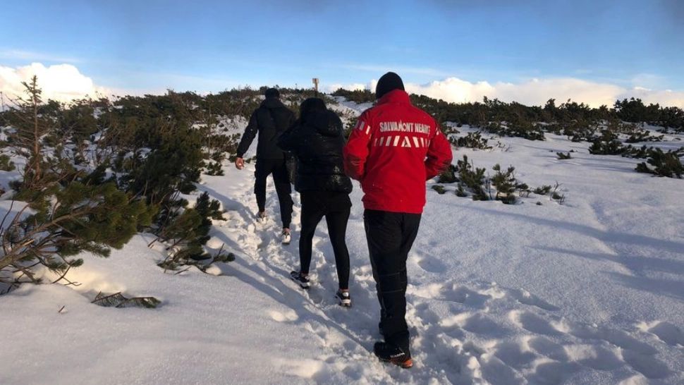 Doi tineri, salvați de salvamontiști după ce au rămas blocați pe munte. Erau îmbrăcați în colanți și pantofi sport