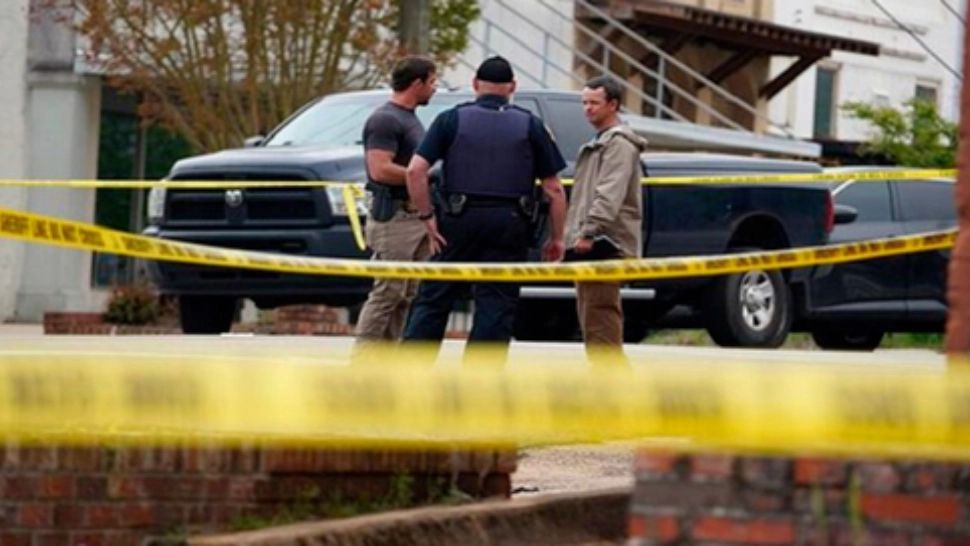 Cinci persoane ucise într-un atac armat în Statele Unite