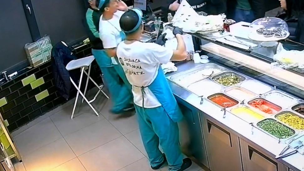 ATAC într-o șaormerie din Capitală: un angajat a fost înjunghiat de client - Informații care pot afecta emoțional!