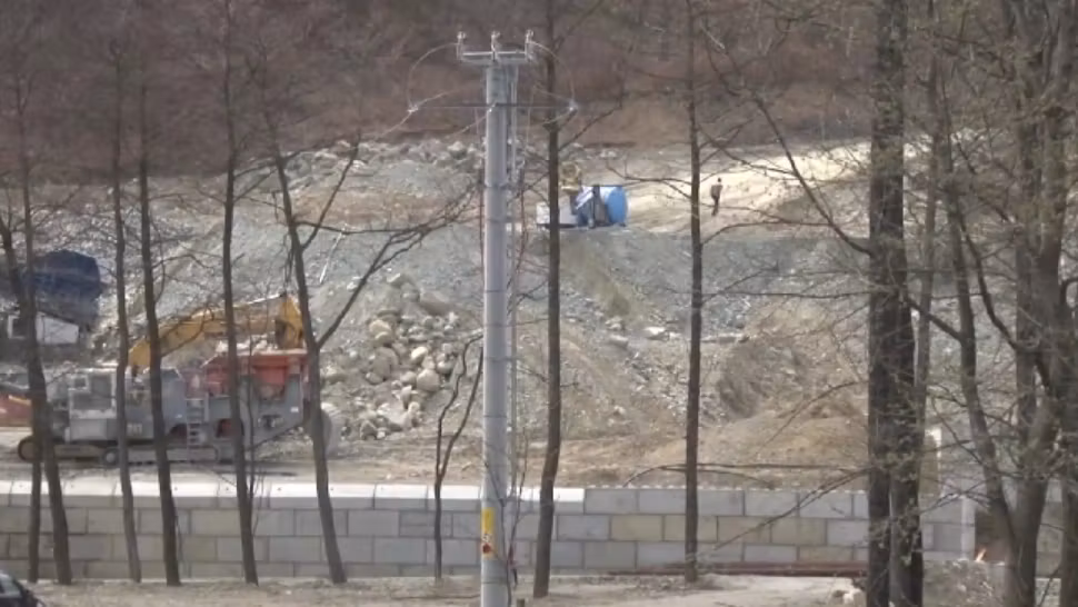 Sat distrus de un om de afaceri controversat. Localnicii se revoltă!