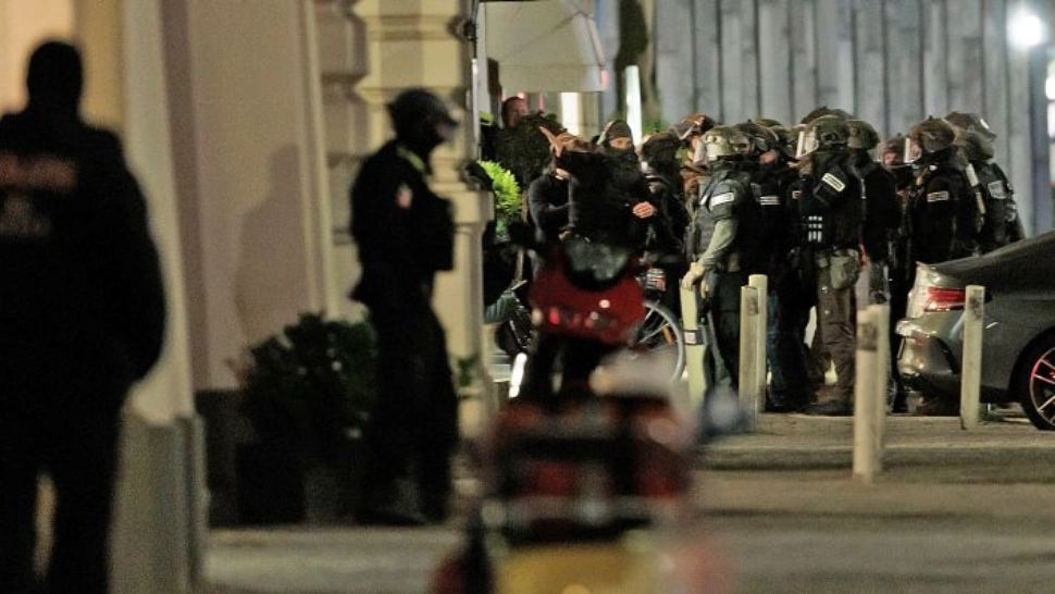 Momente de panică în Berlin: mai mulți oameni au fost luați ostatici. Forțele de ordine au intervenit contracronometru