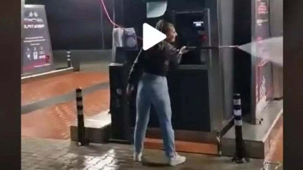 VIDEO – Dialog halucinant între două tinere, în miez de noapte, la o spălătorie auto – Clipul a devenit viral pe TikTok