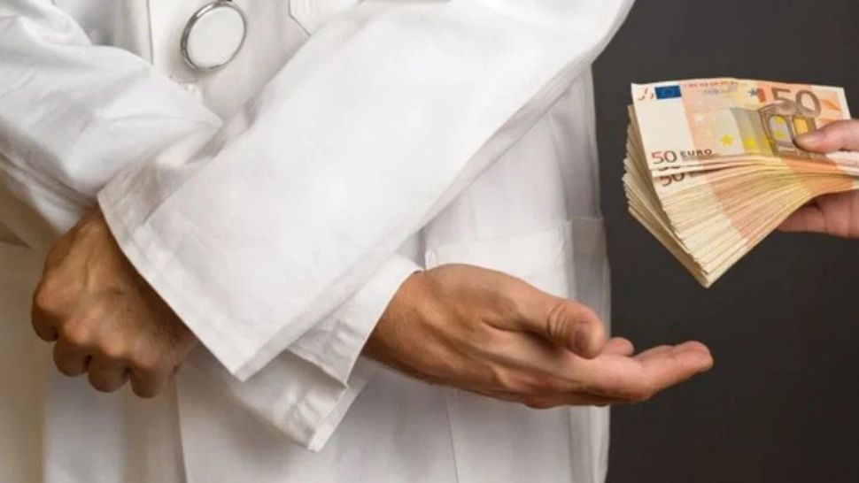 Medic ORL, reținut de DGA pentru luare de mită - suma colosală cerută pentru operația unui copil