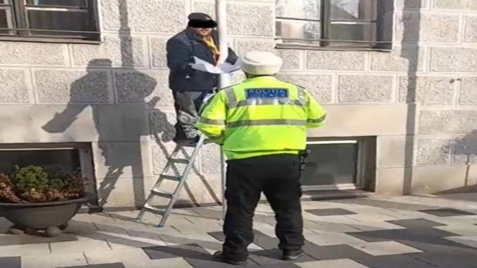 S-a cocoțat pe Primăria Timișoarei ca să dea jos steagul Ucrainei! Care a fost motivul invocat de bărbat