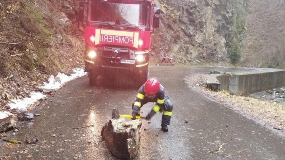 Incident grav pe Transalpina. Trafic blocat, după ce o bucată de stâncă a căzut pe carosabil