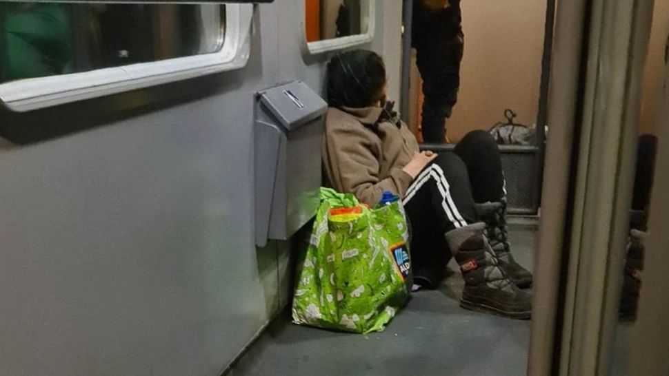 Trenul rușinii pe ruta Timișoara - Iași, de Paște. FOTO cu călătorii care dorm pe hol, deși au plătit bilet 