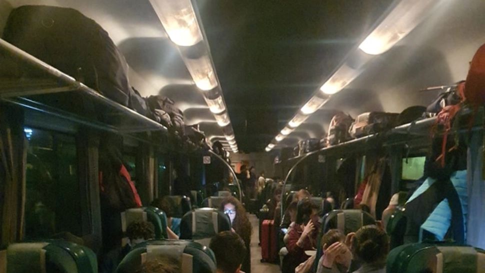 Locomotivă stricată, întârzieri cu orele - Zeci de călători, nevoiți să aștepte